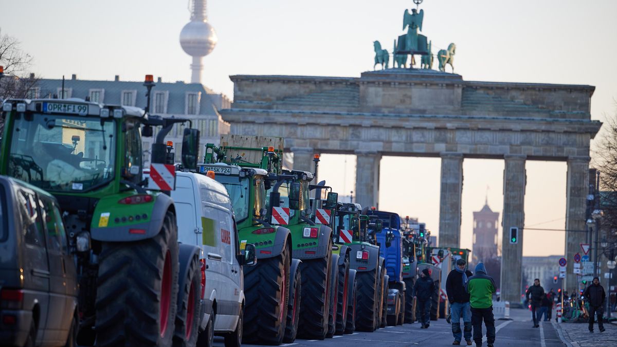 Fotky: Němečtí zemědělci zablokovali silnice a dálnice